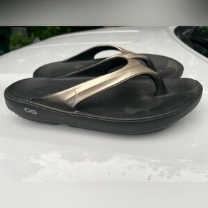 Women’s size 9 Oofos Oolala Luxe Latte